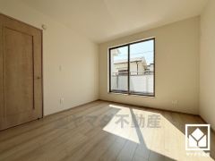 バルコニーにつながるお部屋で、通風・陽当たり良好。