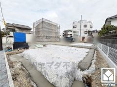 前面道路幅員約7.83mとゆったりとした広さがあるのでファミリーカー等の車の出入れも楽にできます。