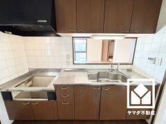 カウンターキッチンなので配膳や片付けがしやすく、お料理中でもお子様の様子が分かって安心です。