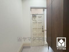 ドアの窓から光が差し込み、外出時にも帰宅時にも、明るい気持ちになれる玄関です。