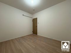 納戸付きだから、季節の荷物や趣味の道具もしっかり収納。クローゼット付きの洋室としてもお使いいただけます。独立したお部屋なのでプライベートな時間をゆったり過ごせそうです。