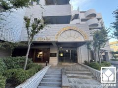 緑に囲まれたエントランスが、都会の喧騒を忘れさせる。自然と調和する、美しい迎賓空間。