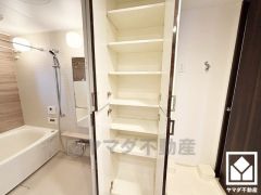 バスタオルやパジャマ等を収納できるリネン庫。洗剤等のストックも収納できるので、洗面室をすっきり清潔に保つことができそうです。可動棚なので好きな高さに調整できます。