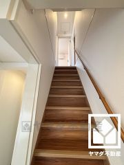 手摺り付きの階段。バリアフリーにも配慮された、家族みんなが過ごしやすい住宅です。