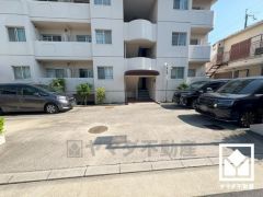 敷地内に駐車場を完備。重い荷物や雨の日の移動もスムーズで、快適なカーライフを実現。