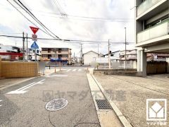 東側バルコニーのため、朝日が気持ちよく入り爽やかな一日を始められます。奥行きがあり広々としているため、お洗濯物もたっぷりと干す事ができます。