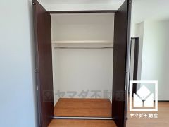 新たに家具を買わなくても良いので、ハンガーパイプ付きのクローゼットは嬉しいですね