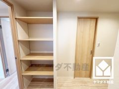 バスタオルやパジャマ等を収納できるリネン庫。洗剤等のストックも収納できるので、洗面室をすっきり清潔に保つことができそうです。可動棚なので用途に合わせて高さを調整できます。