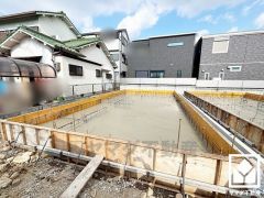 キッチンはカウンター付きの対面式。配膳や片付けがしやすく、お料理中でもお子様の様子が分かって安心です。