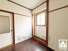 約5帖の1階洋室です。2面採光の大きな窓からは明るい光が降り注ぎます。柔らかな光が差し込むお部屋で、快適で落ち着いた生活をお送りいただけます。