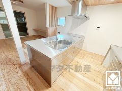 フラットタイプのカウンターキッチンなので配膳や片付けがしやすく、お料理中でもお子様の様子が分かって安心です。