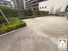 敷地内にはゆったりとした広場がございます。すべり台やブランコ、砂場などが整備された「西大物子ども広場」も徒歩1分の距離にあり、子育て世帯の方にもお勧めです。