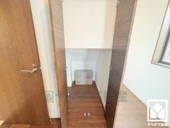 空間を無駄なく活用、階段下の賢い収納。日用品のストックもスッキリ収納できます。