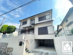 掘り込み車庫を含む2台分の駐車スペースを完備。車種に制限がございます（高さ約164cm）。重い荷物や雨の日の移動もスムーズで、快適なカーライフを実現。来客時にも便利です。