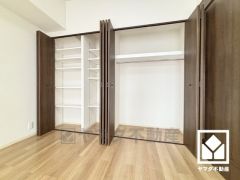 新たに家具を買わなくても良いので、ハンガーパイプ付きのクローゼットは嬉しいですね。奥行きがあるので、収納力も申し分ありません。