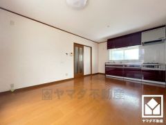 プライバシー・採光に配慮された2階リビングです。家族全員がリラックスできる、ゆったりとした快適リビングで温かい団らんの時間を。（リフォーム前の写真です）