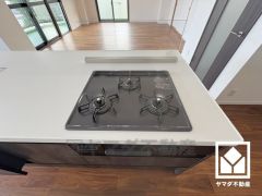 家族のごはん作りがはかどる。同時調理ができる3口コンロ付き。