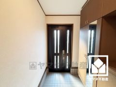 ドアのスリット窓から光が差し込み、外出時にも帰宅時にも、明るい気持ちになれる玄関です。