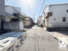 「ミニコープ南甲子園」まで徒歩7分、「ローソン西宮甲子園九番町店」まで徒歩10分、「Seriaライフ浜甲子園店」まで徒歩11分など、お買い物施設が徒歩圏内に複数あり便利な住環境です。