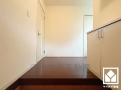 シンプルで洗練された玄関スペース。帰るたびにホッとできる、心地よい住まいの入り口。