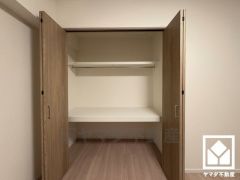 新たに家具を買わなくても良いので、ハンガーパイプ付きのクローゼットは嬉しいですね。