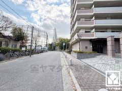 阪神電鉄本線「今津」駅まで徒歩約8分、阪急電鉄今津線「今津」駅まで徒歩約9分の立地。