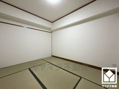 約6帖の和室です。子どもの遊び場、お昼寝スペース、時には書斎にも。開放的にも、落ち着いたプライベート空間にもなる和室の魅力をぜひ。