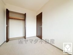 リビング・洋室は防音性、保温性に優れたカーペット敷き詰めです。防滑性、クッション性も高く、お子様やご高齢の方も安全にお住まいいただけます。