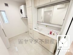 収納豊富なトールキャビネット付きでスッキリお使い頂ける3面鏡の洗面台です。ワイドなカウンターで、忙しい朝でも身支度がしやすく時短になります。