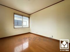 約6帖の3階洋室です。大きな窓からは明るい光が降り注ぎます。柔らかな光が差し込むお部屋で、快適で落ち着いた生活をお送りいただけます。（リフォーム前の写真です）