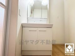 収納付きでスッキリお使い頂ける3面鏡の洗面台です。洗面ボウルが広めなので、忙しい朝でも身支度がしやすく時短になります。