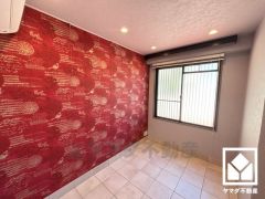 北側洋室です。全居室に窓がございます。明るい陽光がたっぷり差し込む心地よい生活空間です。