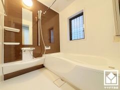 1日の疲れを癒す浴室でゆったりリフレッシュ。小窓が付いているので明るく、こもりがちな湿気もすぐ取り除くことができます。