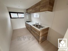 キッチンは空間を有効活用できる壁付けタイプ。毎日の料理がもっとスムーズになる、便利な3口コンロ仕様。毎日の家事の負担を軽減でき、水道代の節約にもなる食器洗乾燥機付き。