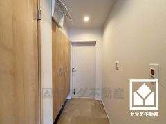 白を基調とした明るい玄関で、毎日を爽やかにスタート。広々とした開放感と清潔感あふれる空間が、訪れる人々を温かく迎えます。