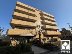 宅配ボックスも完備しています。留守でも安心、荷物の受け取りをスムーズに。