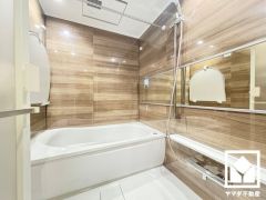 1日の疲れを癒す浴室でゆったりリフレッシュ。ナチュラルな木目調のパネルは落ち着いた雰囲気を演出してくれます。鏡が横長なので、お子様でも見やすく便利です。