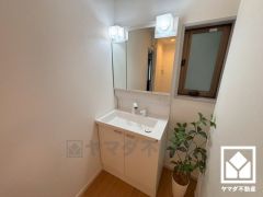 収納付きでスッキリお使い頂ける3面鏡の洗面台です。洗面ボウルが広めなので、忙しい朝でも身支度がしやすく時短になります。