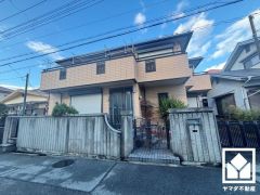 キッチンは1階・2階とも空間を有効活用できる壁付けタイプ。窓がございますので、昼間は手元が明るく、お料理がはかどります。