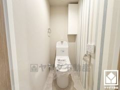 明るく清潔感溢れるトイレです。トイレットペーパーのストックや、消耗品置き場などとしてお使いいただける吊戸棚がございます。