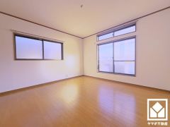 約7帖の3階洋室です。バルコニーにつながるお部屋で、通風・陽当たり良好。