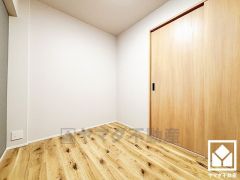 約3.7帖の洋室です。全居室にクローゼットがございますので、お部屋の広さを最大限に活用できます。