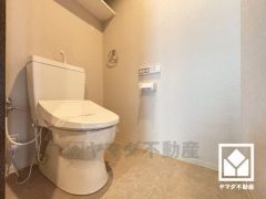 明るく清潔感溢れるトイレです。温水洗浄便座付きで、季節を問わずいつでも温かい便座をお使いいただけます。