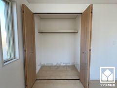 大きなクローゼットなので整理整頓しやすいです。お洋服はもちろん、スーツケースなどの大物もしっかり収納できます。