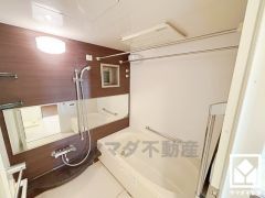 1日の疲れを癒す浴室でゆったりリフレッシュ。ナチュラルな木目調のアクセントパネルは落ち着いた雰囲気を演出してくれます。鏡が横長なので、お子様でも見やすく便利です。