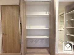 廊下にも収納スペースがあり、住空間を広々お使いいただけます。日用品のストックなどもすっきり片付きます。