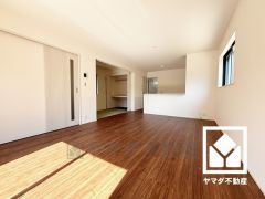 広々17帖のLDKが魅力。家族全員がリラックスできる、ゆったりとした快適リビングで温かい団らんの時間を。