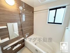 1日の疲れを癒す浴室でゆったりリフレッシュ。小窓が付いているので明るく、こもりがちな湿気もすぐ取り除くことができます。