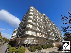 陽光に映える美しい外観。街並みに馴染みながらも、ひときわ目を引く存在感。