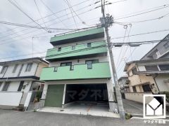 陽光に映える美しい外観。街並みに馴染みながらも、ひときわ目を引く存在感。